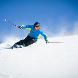 広大なゲレンデを誇る『菅平高原』でスキー学校のインストラクター🎿小・中学生に向けて講習や安全確保をお願い致します◎中抜けの間はスキーを楽しめます♪