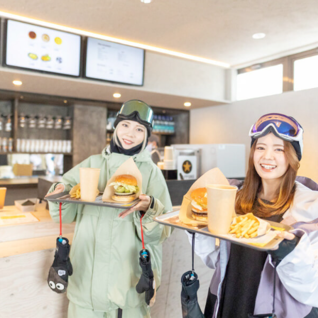 レストラン業務🍴 長野・北信州の大自然に囲まれた「竜王スキーパーク」| 絶景カフェやジビエバーガー、おにぎり・豚汁専門店など多彩な食の舞台でのお仕事です。休日はゲレンデ滑走も可能です🎿